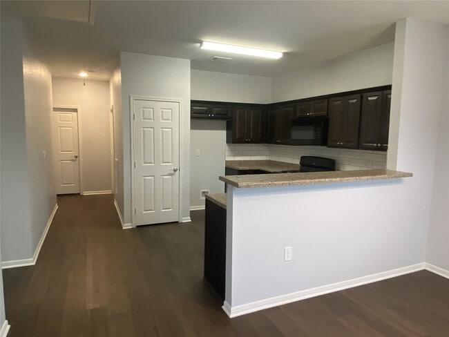 Building Photo - 3151 Roe Dr