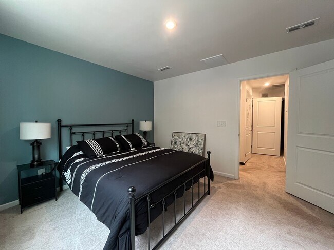 Building Photo - Spacious Townhome Located Minutes From Downtown Greenville!