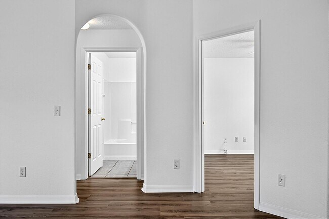 Building Photo - 15 Renmont Ct