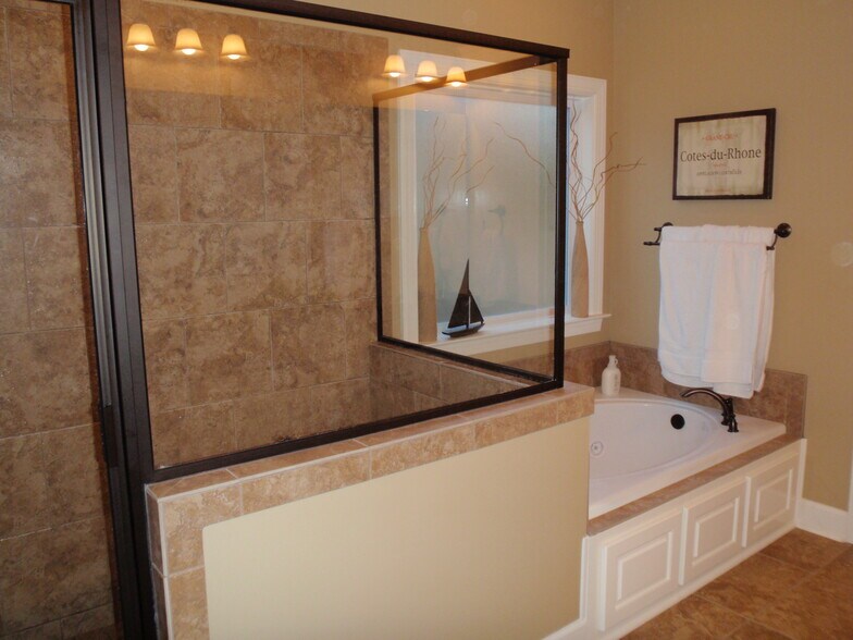 garden tub and shower with built-in bench - 409 Redbud Cir