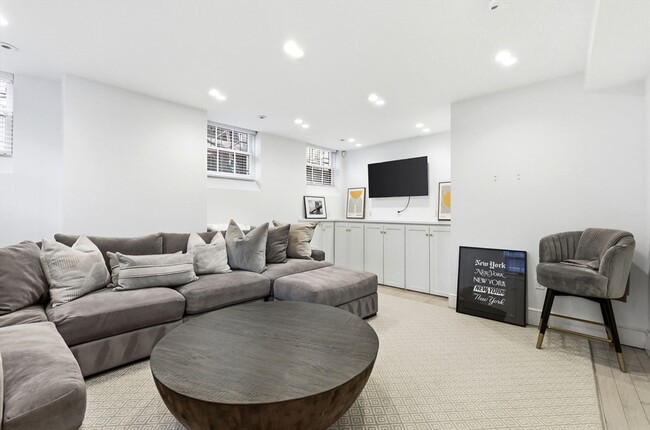 Building Photo - 50 River St