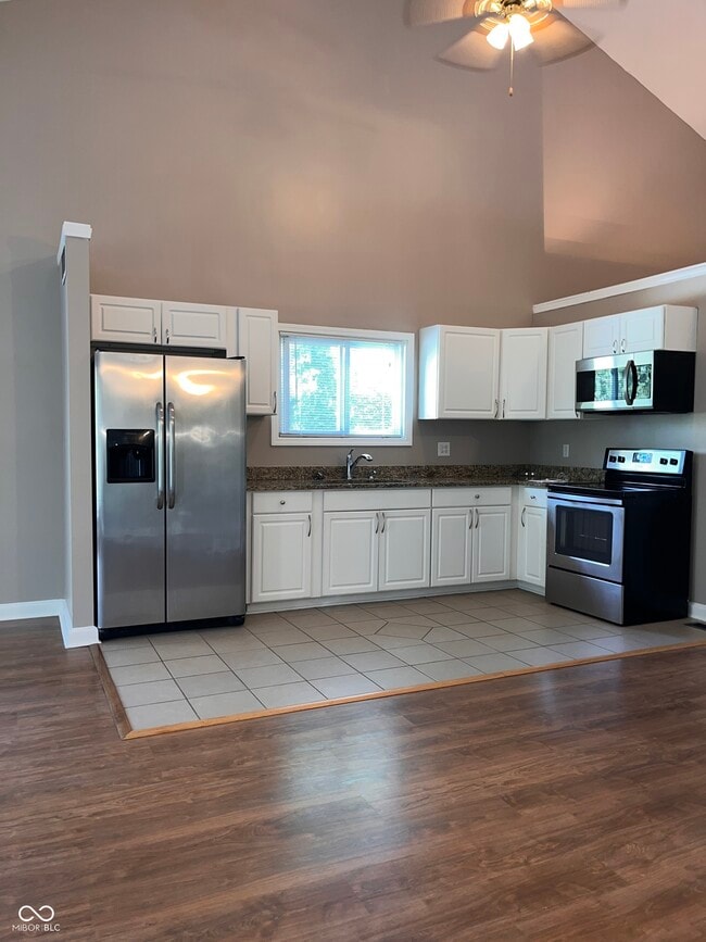 Building Photo - 945 Fox Hill Dr