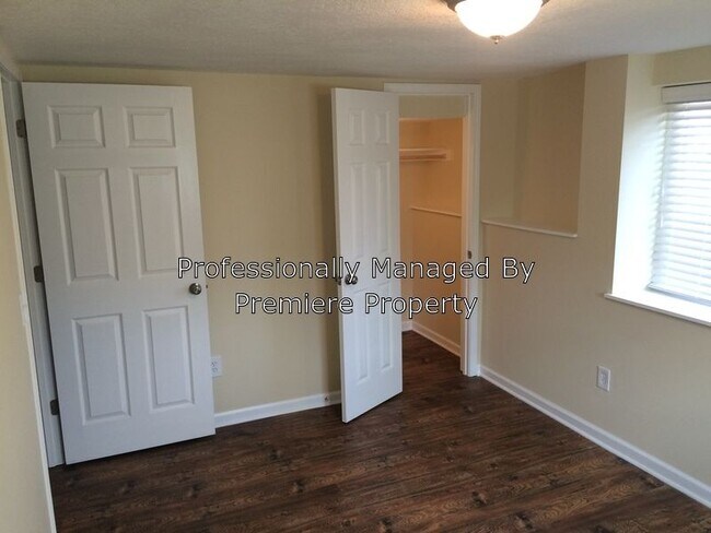 Building Photo - 1695 - 4 Bed 2 Bath Near KU MED