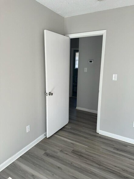 Building Photo - 208 Cloverleaf Dr