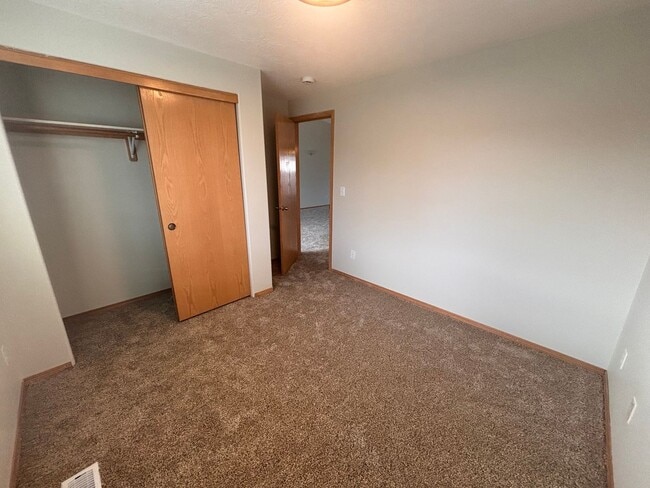 Building Photo - Spacious 3 Bedroom 2 bathroom Duplex