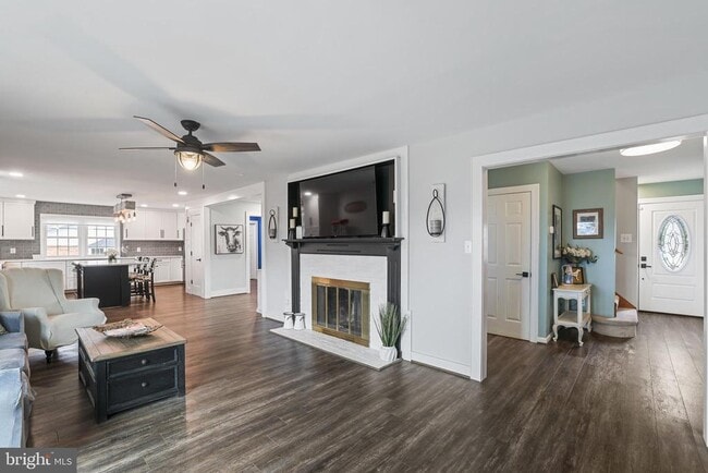 Building Photo - 731 W Country Club Dr