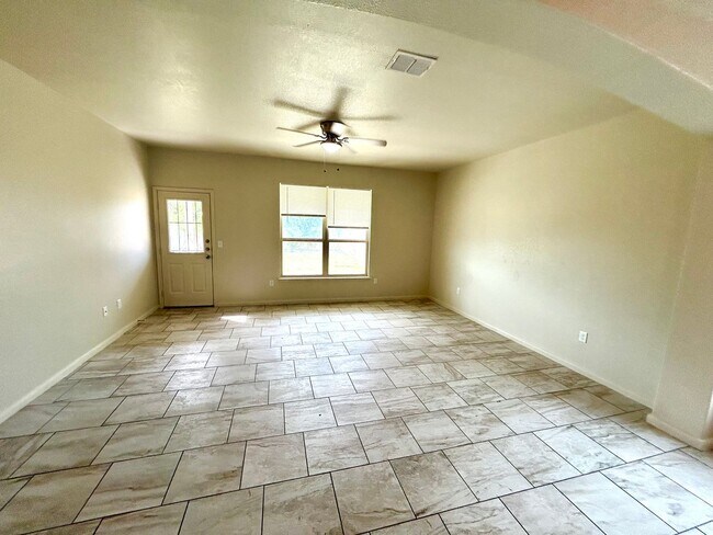 Building Photo - *MOVE IN SPECIAL* Comfort & Convenience – 2-Story Home with Fenced Backyard!