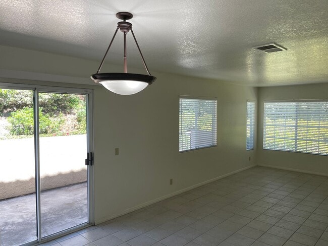 Building Photo - Great Location in Lake Forest