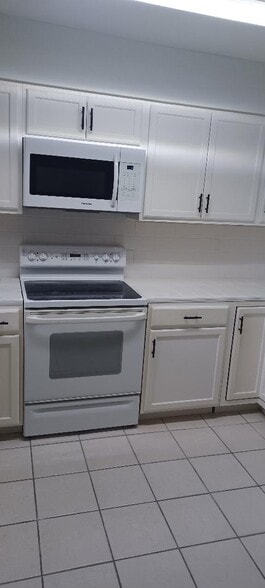Building Photo - 605 18th Ct