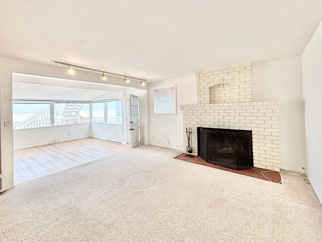 Building Photo - 4027-4029 Ocean Dr