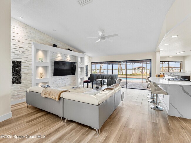 Building Photo - 165 Crispin St