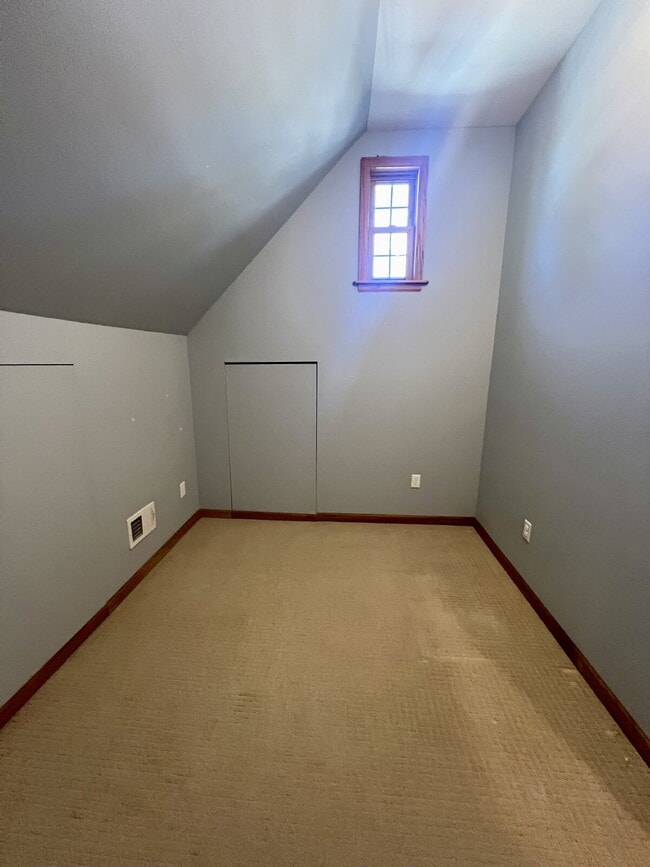 Building Photo - Charming Three Bedroom Home!