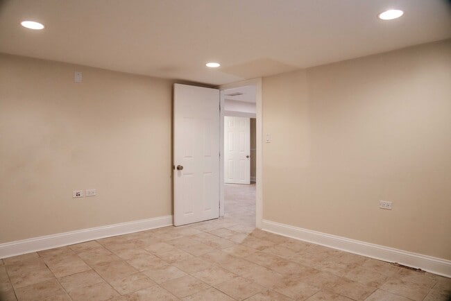 Building Photo - Gorgeous 5 Bedroom / 4 Full Bath Home along Chicago River