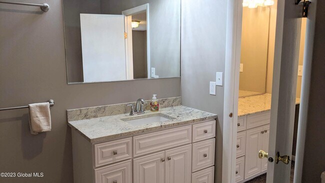 Building Photo - 1006 Greenwich Dr