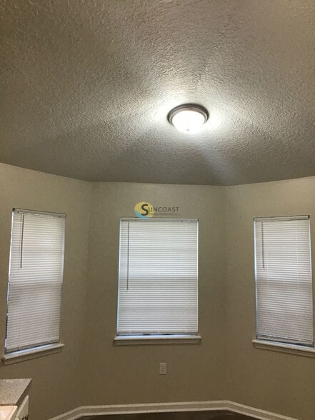 Building Photo - 5550 Oak Crossing Dr