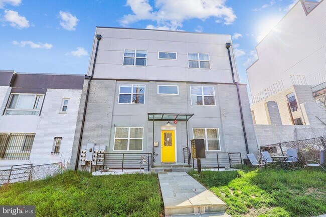Building Photo - 2221 M St NE