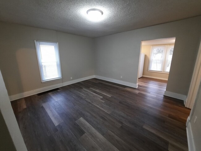 Building Photo - 3 Bedroom, 1 Bathroom Home with additional...