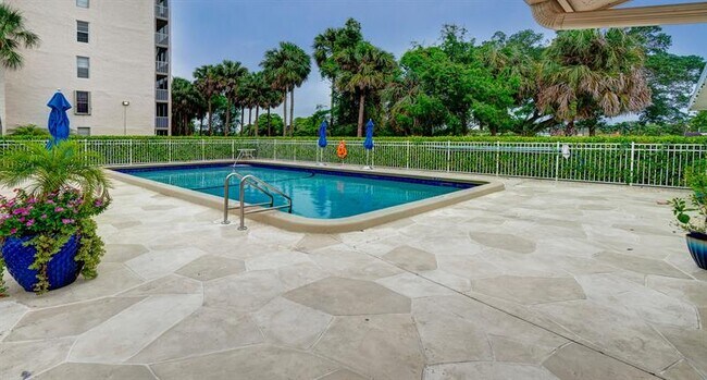 Building Photo - 250 Jacaranda Dr