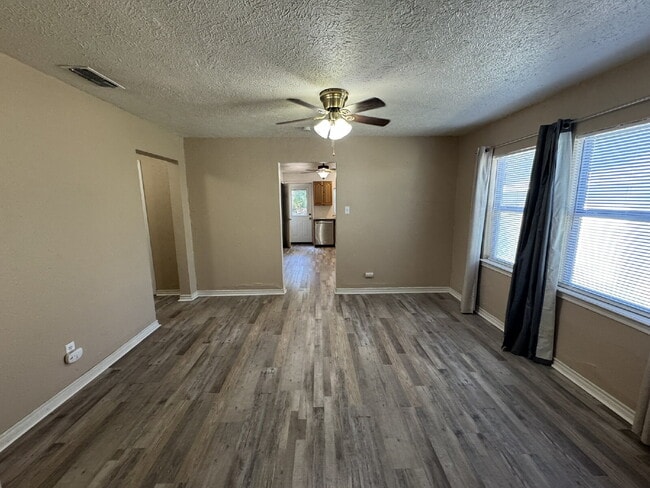 Building Photo - Charming 3 Bed, 1 Bath Home