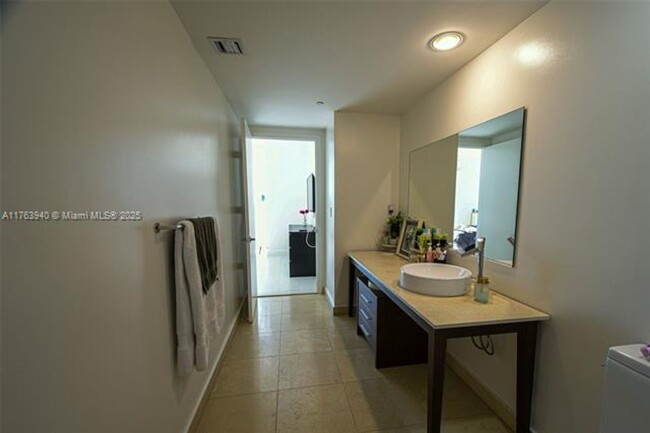 Building Photo - 495 Brickell Ave
