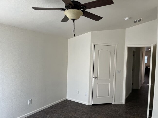 Building Photo - 5303 E Twain Ave