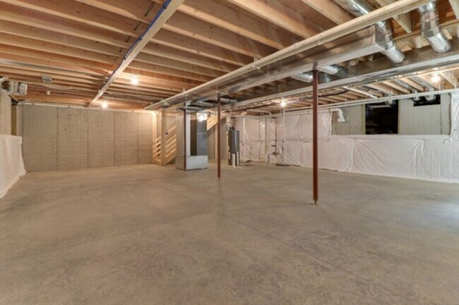 Building Photo - Save $1,000 off your security deposit AND ...