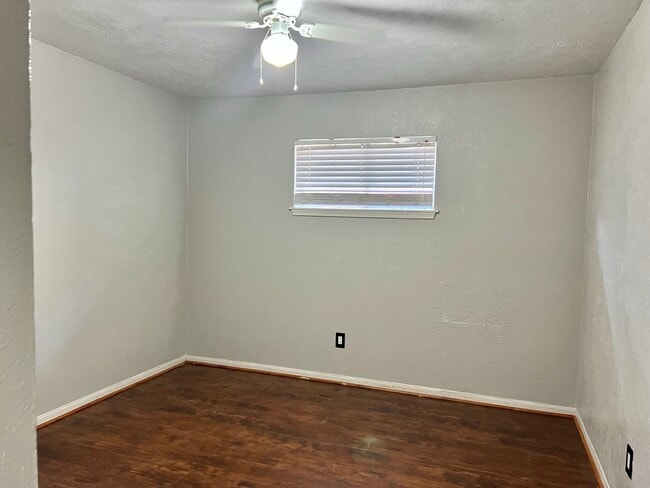 Building Photo - 2521 S Pearland Ave
