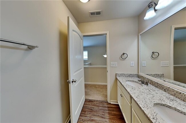 Building Photo - 435 Shady Glen