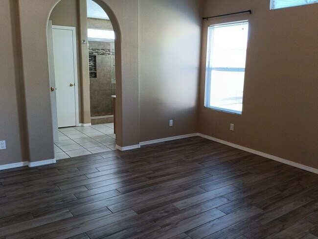 Building Photo - 3 Bedroom, 2 Bathroom Home! Schedule a Showing!