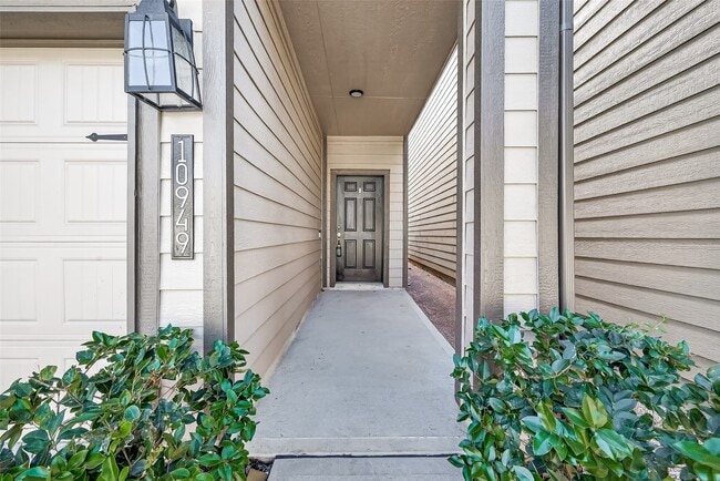 Building Photo - 10949 Cannes Memorial Dr