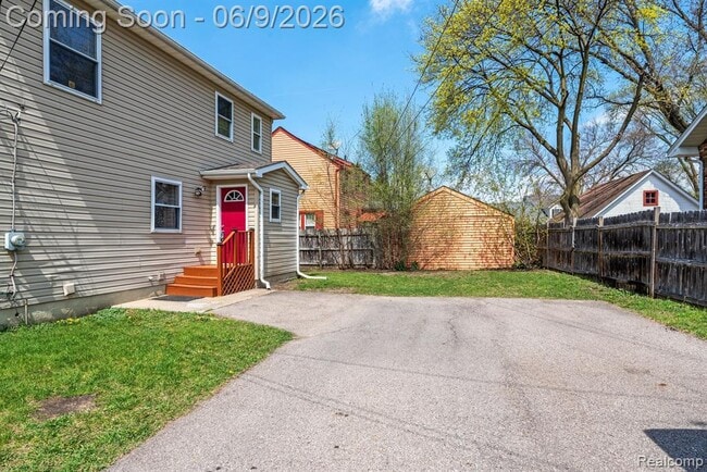 Building Photo - 3260 Sashabaw Rd