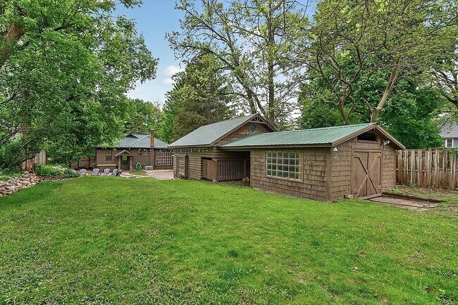 Building Photo - 944 Mahtomedi Ave