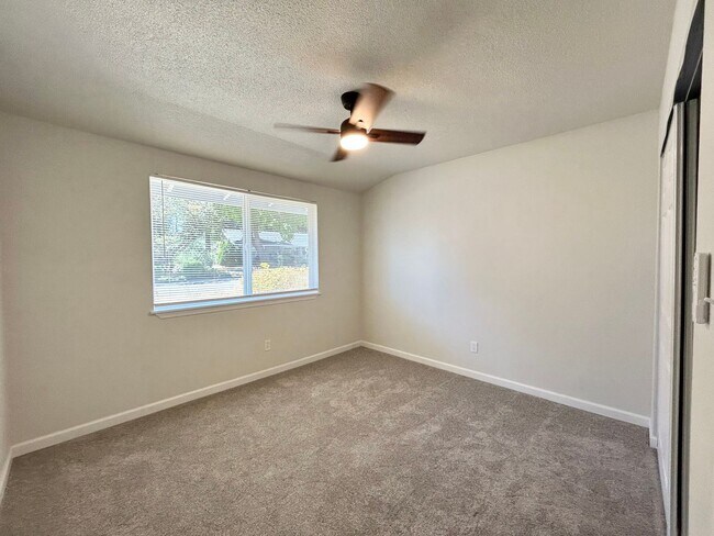 Building Photo - 210 SW 142nd Ave