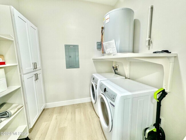 Building Photo - 2032 E River Rd