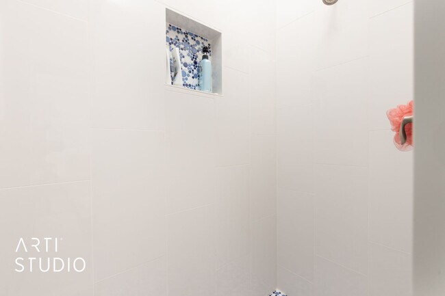 Building Photo - Fully Furnished Gorgeous 5 bed 4 bath with...