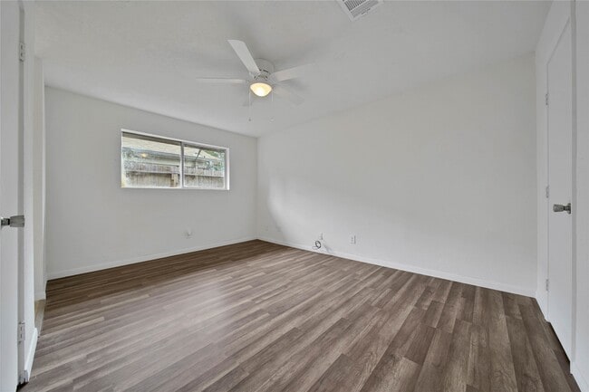 Building Photo - 10006 Neuens Rd