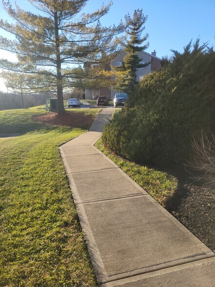 Walkway to patio - 30 Creekwood Dr