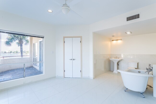 Building Photo - 1302 Marina Bay Dr