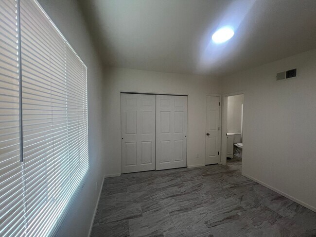 Building Photo - 535 E Jacinto St