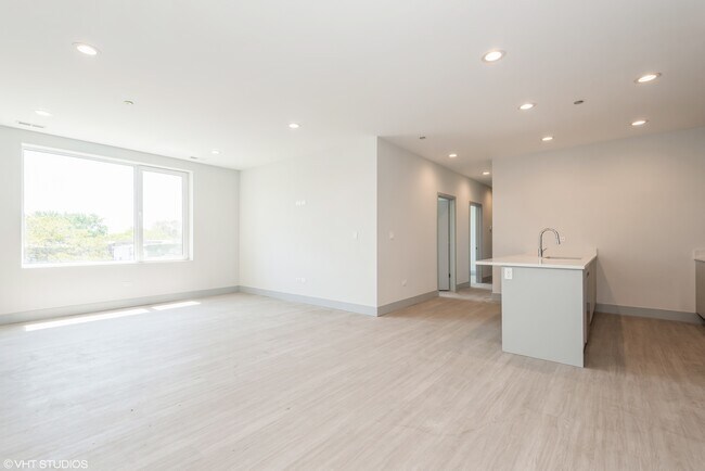 Building Photo - 1334 W Devon Ave