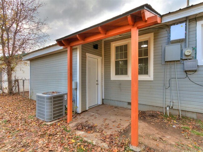 Building Photo - 1338 South Dr
