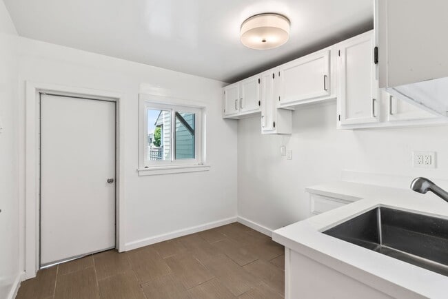 Building Photo - Remodeled 4Bd/2.5Ba Single-Family Home in ...