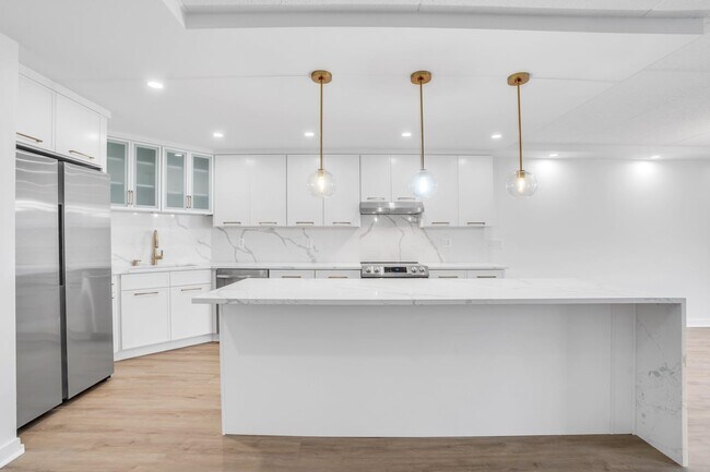 Building Photo - 1055 River Rd