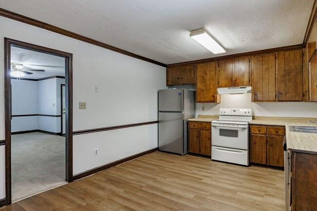 Building Photo - 145 Shadow Moss Dr