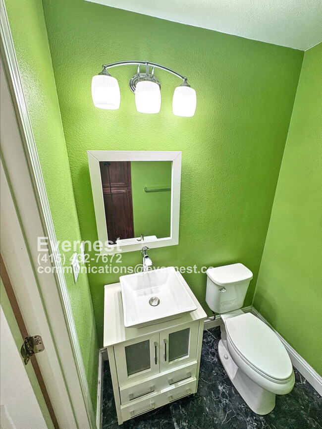 Building Photo - Gorgeous 3-Bedroom Home in a Prime Locatio...