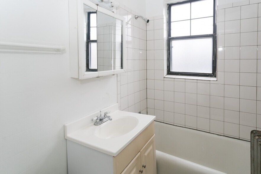 Building Photo - 4842 N Damen Ave