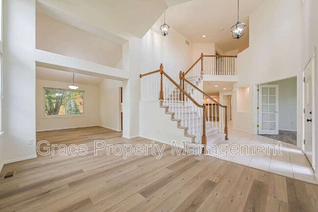 Building Photo - 10376 Dunsford Dr