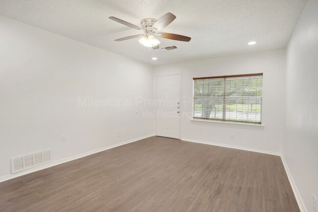 Building Photo - 1829 Ridgewood Rd