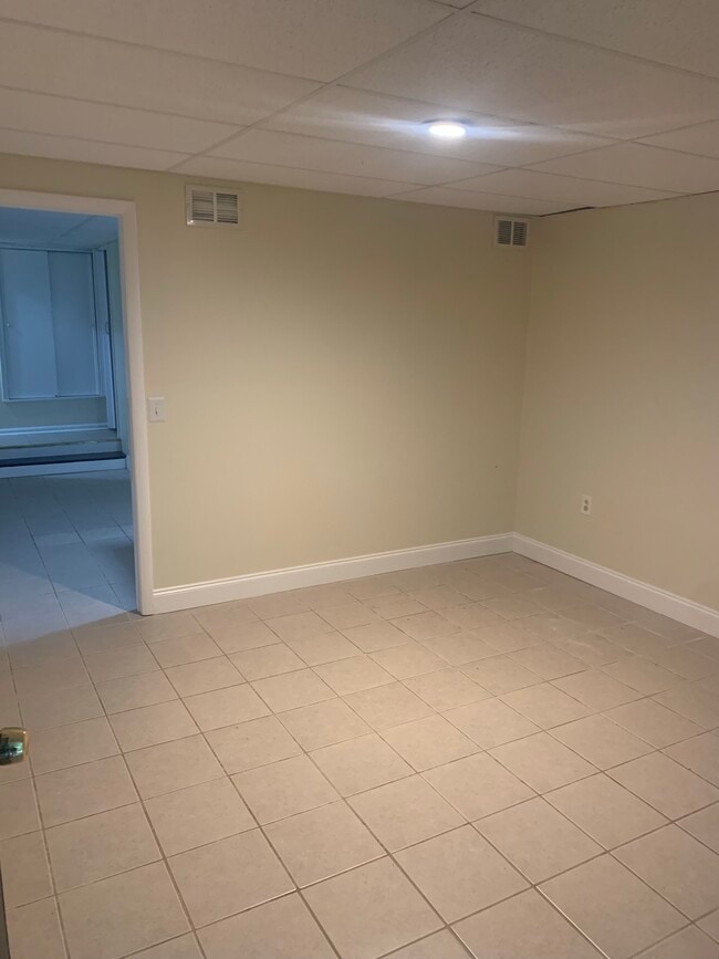 Lvng Rm/Bdrm - 123 Eaglewood Way