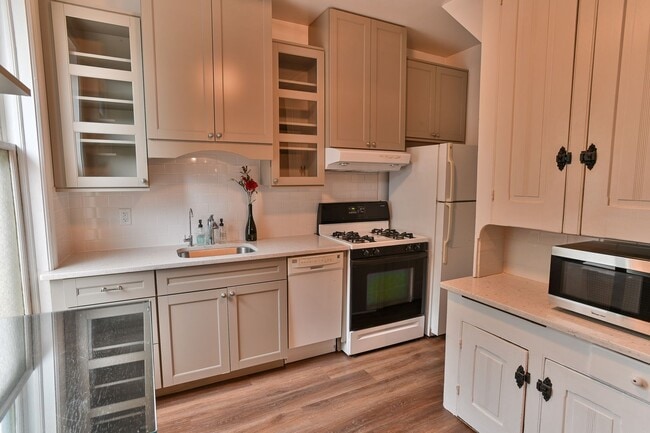 Building Photo - Charming 3 Bedroom on Verbeke St w Off Str...